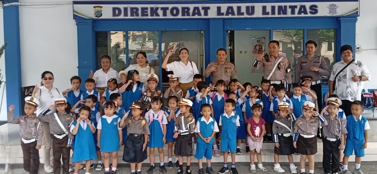 Personel Ditlantas Polda Sulut bersama guru dan siswa TK Bukit Moria Malalayang usai kegiatan pengenalan profesi dan edukasi tertib lalu lintas. (Foto: Sulutzone.com/Ryan)