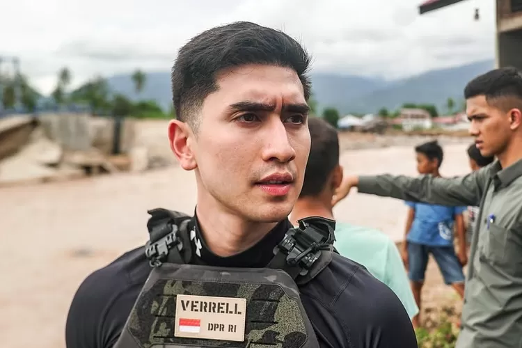 Verrell Bramasta datang langsung meninjau lokasi yang terdampak banjir di Padang (Foto: Gorajuara/ Instagram/ @bramastavrl)