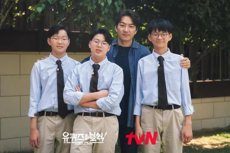 Aktor Song Il-gook dan ketiga anaknya yang dikenal sebagai Song Triplets, Daehan, Minguk, dan Manse, menjadi bintang tamu acara You Quiz on the Block (Instagram @youquizontheblock)