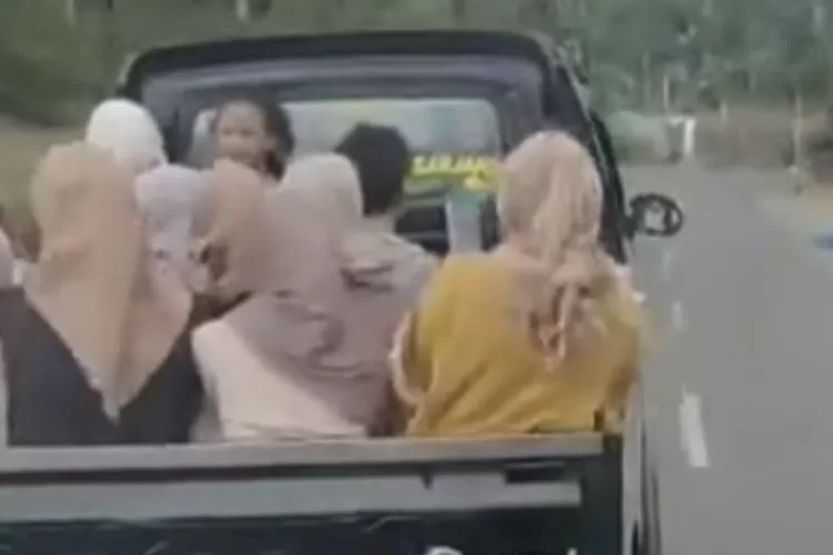 Mobil pik up terguling di sulawesi