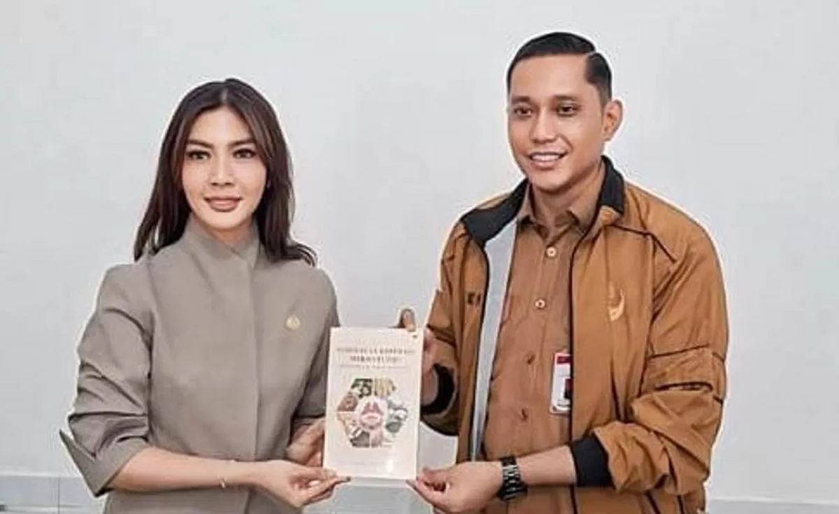 Senator DPD RI Dapil Kepri, Dwi Ajeng Sekar Respaty, menyerahkan panduan pelatihan AI kepada Kadis Koperasi dan UMKM Kepri Riki Rionaldi di Kantor DPD RI Perwakilan Kepri Batam Center.(Foto:Diskominfo Kepri)