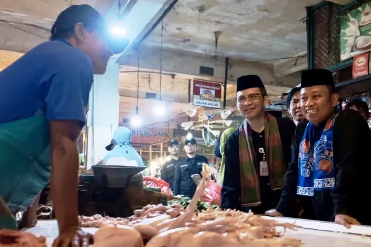 Sekda Kota Depok, Supian Suri bersama TPID dan Satuan Tugas Ketahanan Pangan Kota Depok melakukan sidak ke UPTD Pasar Agung, Kecamatan Sukmajaya. (ISTIMEWA)
