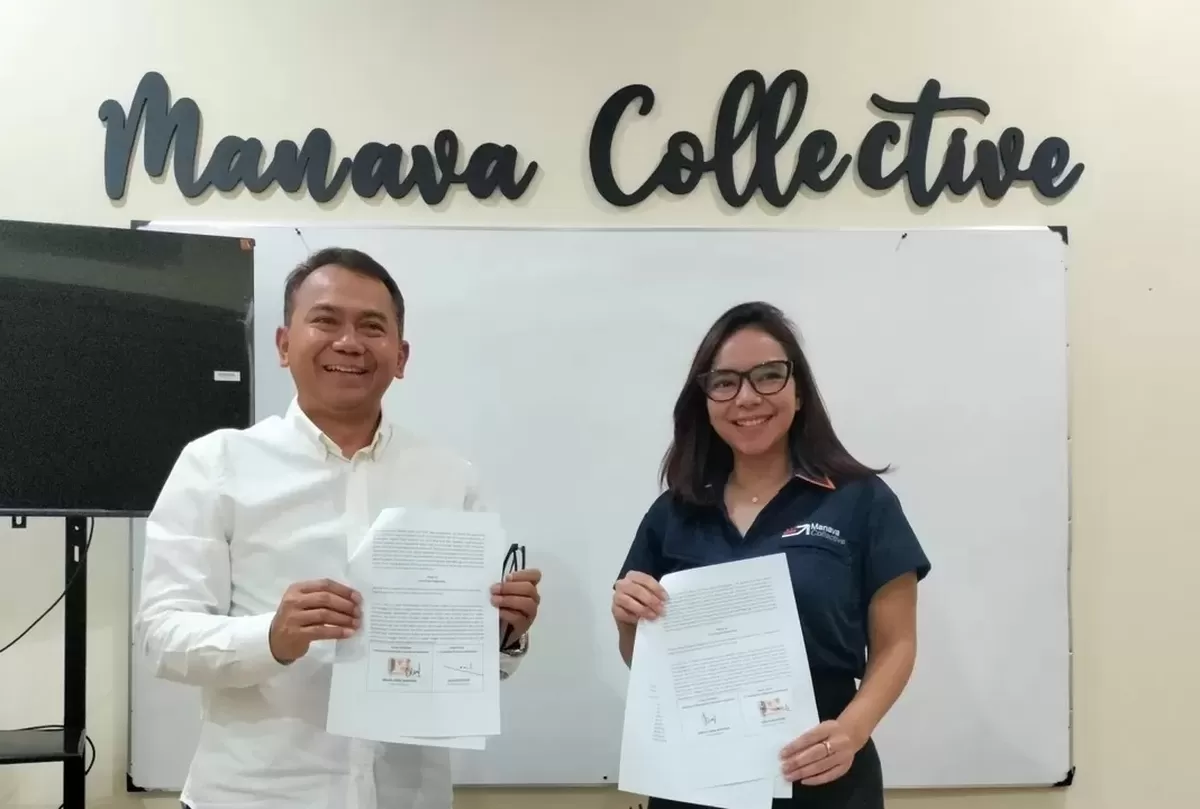 Perwakilan Promedia Group menunjukan berkas program  kolaborasi dengan Manava Collective (Foto: Promedia)
