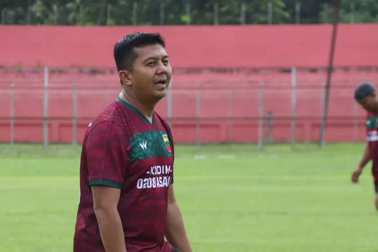 Dandim 0208/Asahan, Letkol Inf Edy Syahputra, saat akan mengarahkan bola ke timnya di tengah lapangan (Ist)