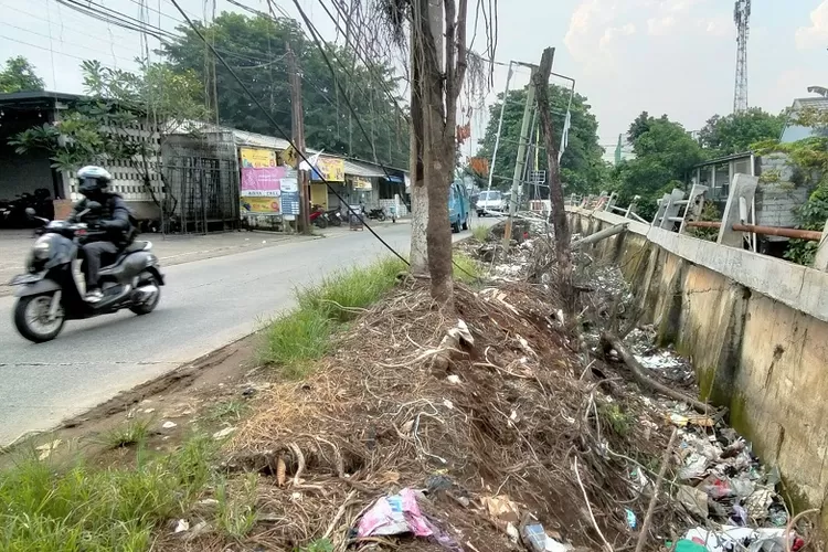 Turap Kali Krukut di depan eks SMPN 13 Kelurahan Krukut, Limo, Depok kondisinya semakin memprihatinkan, kemarin (15/5). (FAHMI/RADAR DEPOK)