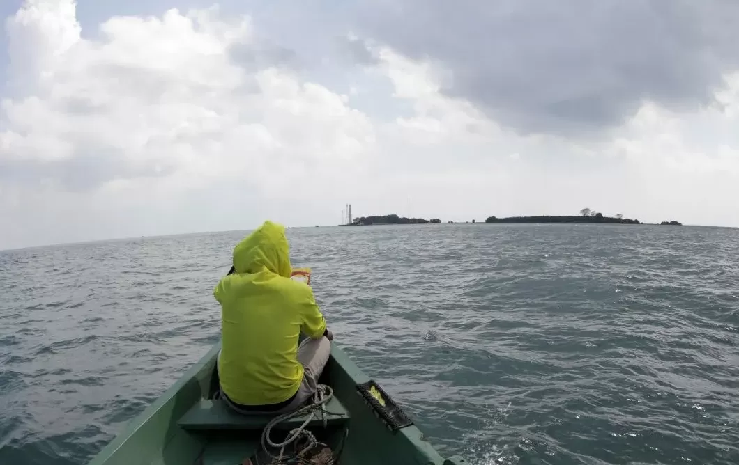 Nelayan menuju salah satu pulau.