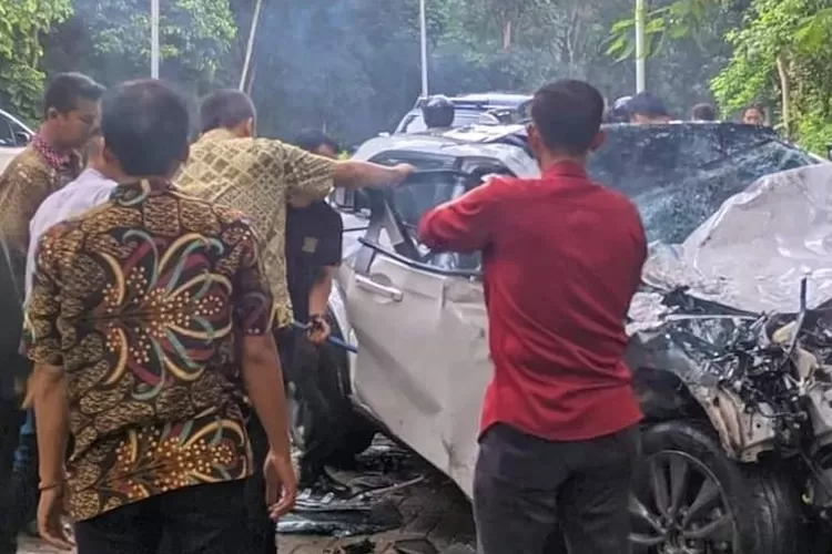 Kondisi mobil berjenis Honda HRV yang mengalami kecelakaan di areal UI, Kota Depok.