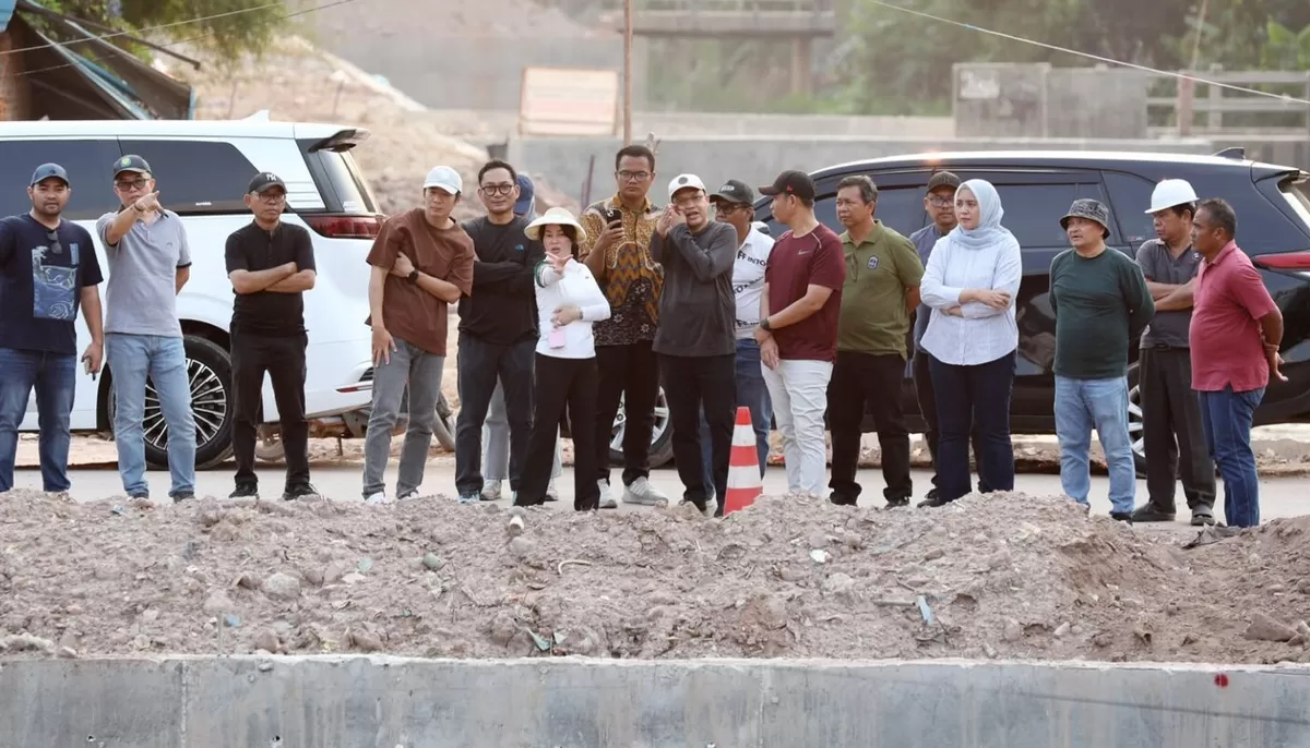 Wawako Batam, Li Claudia Chandra saat meninjau sejumlah titik pengerjaan pembangunan drainase di Sei Beduk. (Foto:Diskominfo Batam)