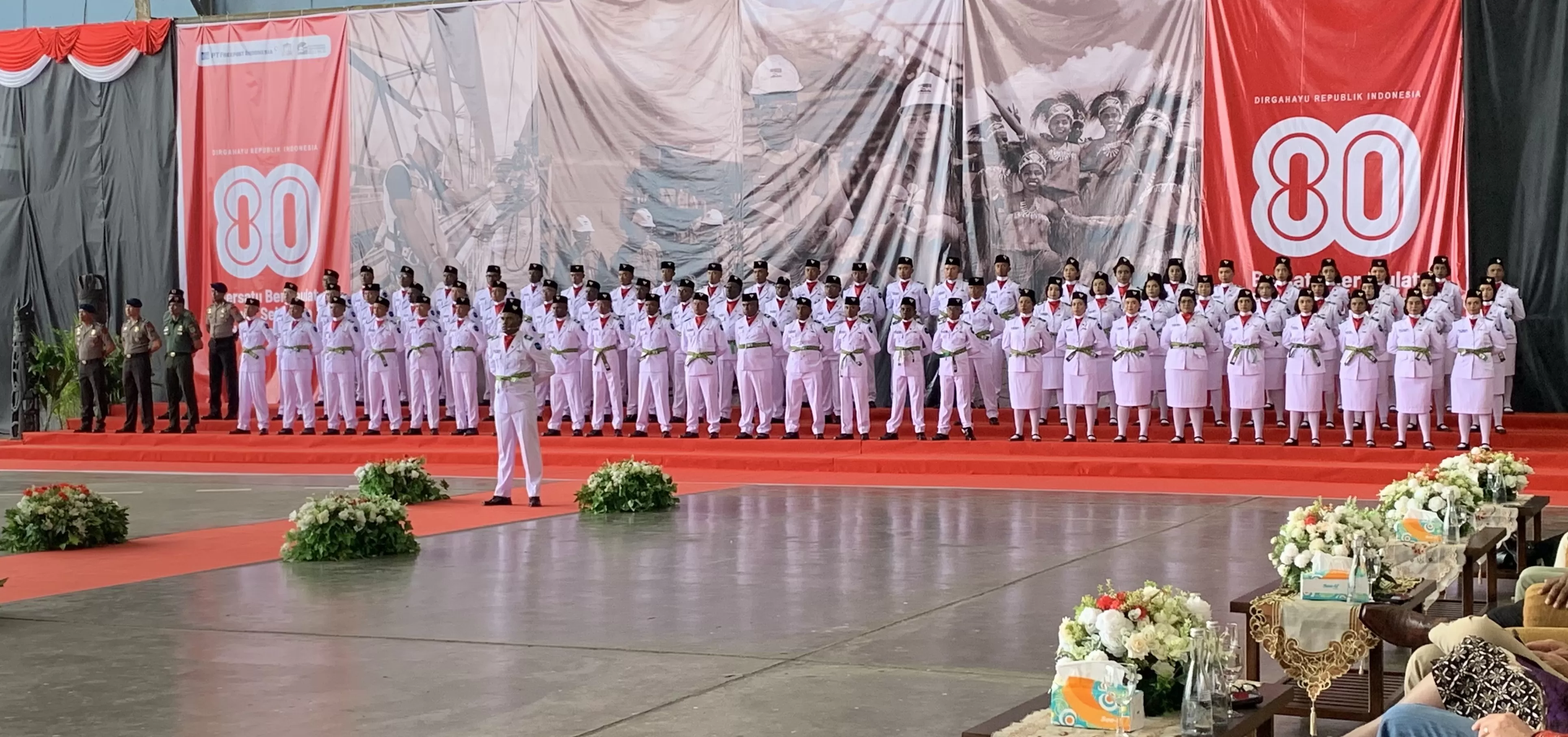 Momen pengukuhan pasukan Paskibra PTFI lowland di Hanggar Badara Mozes Kilangin Timika (bandara lama,red), Jumat 15 Agustus 2025, (Cenderawasih Pos/Moh. Wahyu Welerubun).