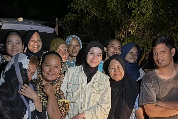 Zaskia Adya Mecca terjun langsung membantu masyarakat terdampak bencana banjir dan longsor di Sumatera (Foto: Gorajuara/ Instagram/ @zaskiaadyamecca)