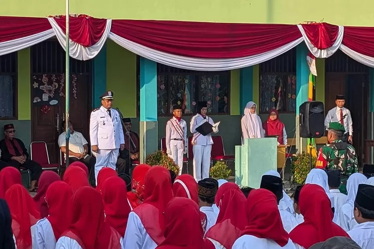 Lurah Gandul, Syafrudin saat menjadi inspektur upacara HUT ke-80 RI tingkat kelurahan. (Dok narasumber)