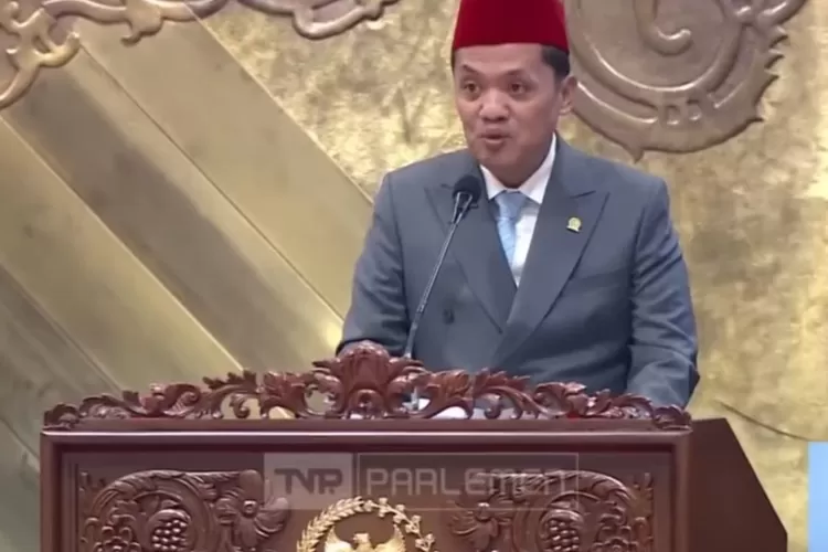 Ketua Komisi III DPR, Habiburokhman saat menyampaikan klarifikasi soal hoaks KUHAP yang baru. (Tangkapan layar YouTube DPR)