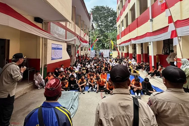 Tagana Kota Depok menyambangi SDN Cisalak Pasar 1, Kecamatan Cimanggis untuk memberikan edukasi terhadap pelajar soal bencana gempa megathrust, Selasa (10/9). (AGNESYA WIANDA/RADAR DEPOK)