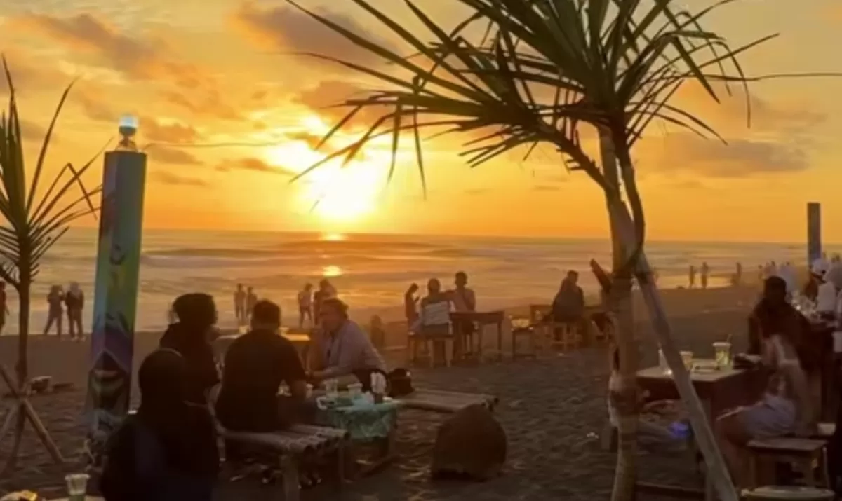 Momen sunset di Kafe Nawang Senja, Pantai Glagah, Kulon Progo, Jogja (Instagram/ @iamhirman_)