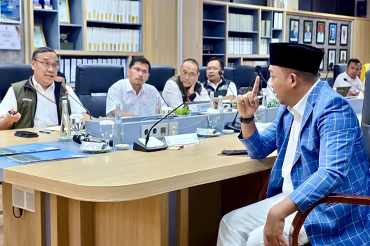 Bupati Situbondo Yusuf Rio Wahyu Prayogo bersama jajaran POMI di kompleks PLTU Paiton, Situbondo. (Istimewa)