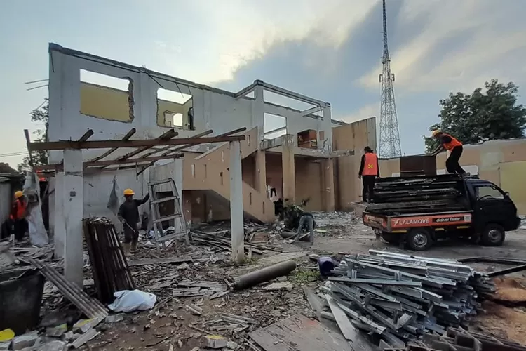 PROYEK : Proses pembongkaran Kantor Kelurahan Depok Jaya, Kecamatan Pancoranmas, Kota Depok, yang terletak di Jalan Nusantara RT1/7 No1, Kamis (13/6). (ALDY RAMA/RADAR DEPOK)