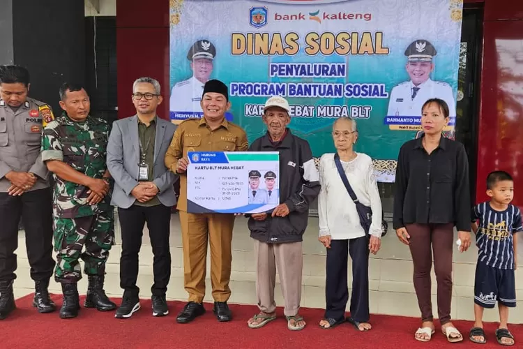 Wabup Rahmanto Muhidin bantuan uang tunai dari program Kartu Hebat BLT untuk triwulan III tahun 2025. (foto : Kalteng Lima)