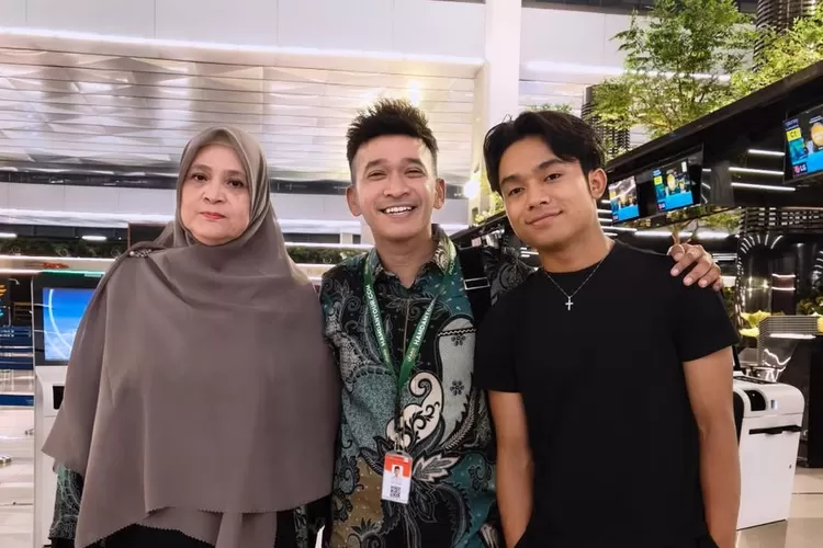 Mak Ipah dan Betrand Peto sempat mengantar Ruben Onsu yang hendak menunaikan ibadah umrah (Foto: Gorajuara/ Instagram/ @maipa_khalifah)