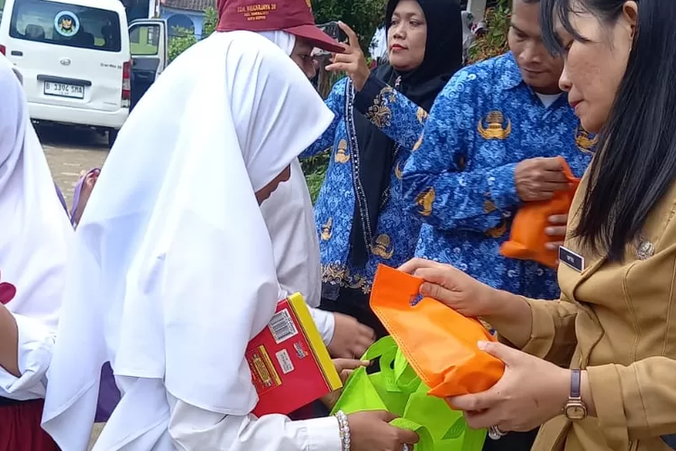 Prosesi pembagian paket makanan program MBG di SDN Mekarjaya 20, yang terletak di Jalan Gandaria 1, Kelurahan mekarjaya, Kecamatan Sukmajaya. (ANDIKA EKA/RADAR DEPOK)