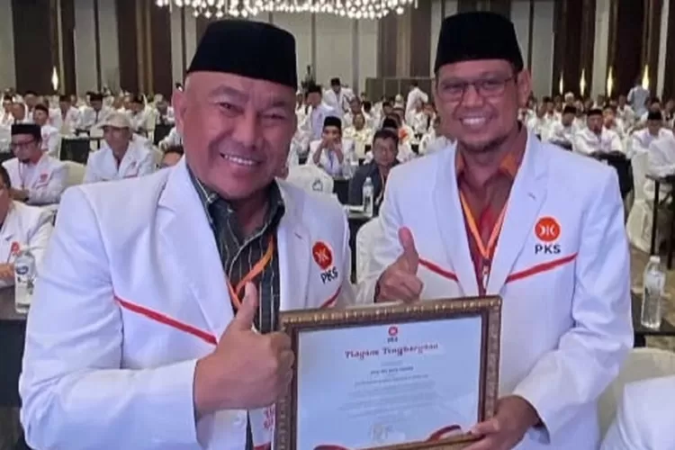 Ketua Dewan Pakar PKS Depok Mohammad Idris (Kiri) bersama Calon Walikota Depok Imam Budi Hartono, menerima penghargaan dari DPW PKS Jabar terkait raihan kursi terbanyak, di Bandung. (ISTIMEWA)