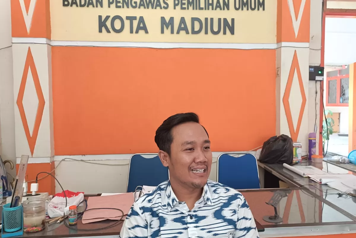 Ketua Bawaslu Kota Madiun, Wahyu Sesar Tri Sulistyo Nugroho saat di temui di Kantor Bawaslu Kota Madiun Jalan Udowo No.1, Oro-oro Ombo, Kecamatan Kartoharjo, Kota Madiun. (Pamula Yohar C/SketsaNusantara.id)