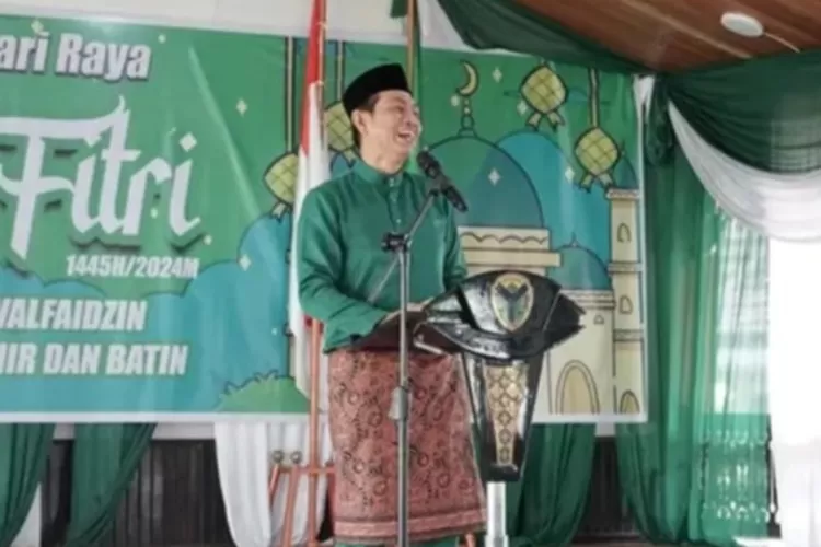 Bupati Batang Hari Muhammad Fadhil Arief (MFA) pada saat halal bihalal dan silaturahmi dengan pengurus adat se-kabupaten Batang Hari, di serambi rumah dinas Bupati Batang, Senin 06 Mei 2024 lalu. (klikanggaran)