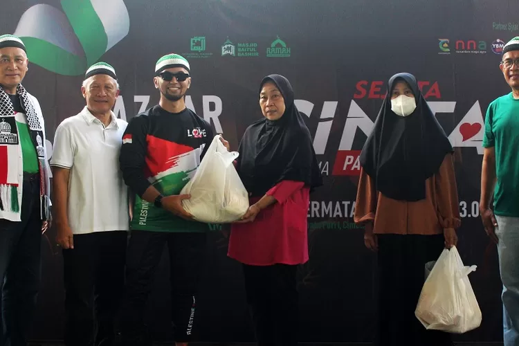 Suasana pelaksanaan kegiatan Sejuta Cinta Bersama Palestina yang diadakan &nbsp;Masjid Baitul Bashiir, Permata Puri I Depok, Kelurahan Cisalak Pasar, Kecamatan Cimanggis, Kota Depok, Sabtu (23/3).  (GERARD SOEHARLY/RADAR DEPOK)