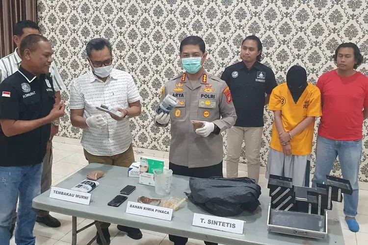 Kapolres Metro Depok, Kombes Arya Perdana lakukan press release pelaku pengedar narkoba jenis sintetis di halaman Polres Metro Depok, Kamis (20/6). (ISTIMEWA)