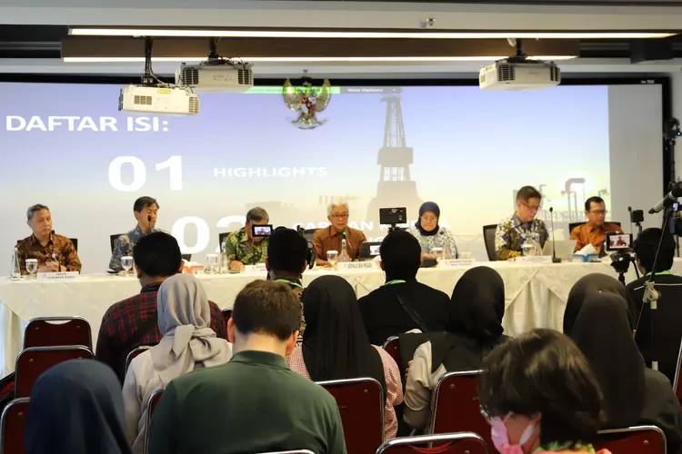 Kepala SKK Migas Dwi Soetjipto dan Wakil Kepala SKK Migas Nanang Abdul Manaf dalam konferensi pers awal tahun 2024. Konferensi pers secara hybrid ini membahas kinerja hulu migas tahun 2023.  (Dok SKK Migas)