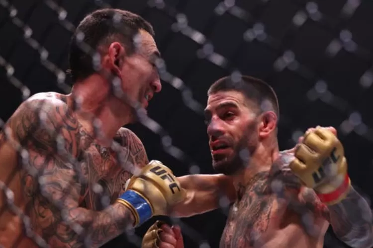 Ilia Topuria (kanan) mengalahkan Max Holloway pada bulan Oktober untuk mempertahankan gelar juara kelas bulu. Foto: Istimewa/EPA 