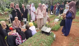 Mengenang 40 Hari Kecelakaan Bus SMK Lingga Kencana Depok, Keluarga Hingga Puluhan Kerabat Nyekar Makam Korban