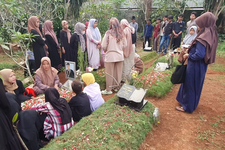 Keluarga dan kerabat korban kecelakaan bus maut SMK Lingga Kencana Kota Depok melakukan kegiatan tabur bunga di TPU Parung Bingung, Kelurahan Rangkapanjaya Baru, Kecamatan Pancoranmas, Jumat (21/6). (ANDIKA EKA/RADAR DEPOK)