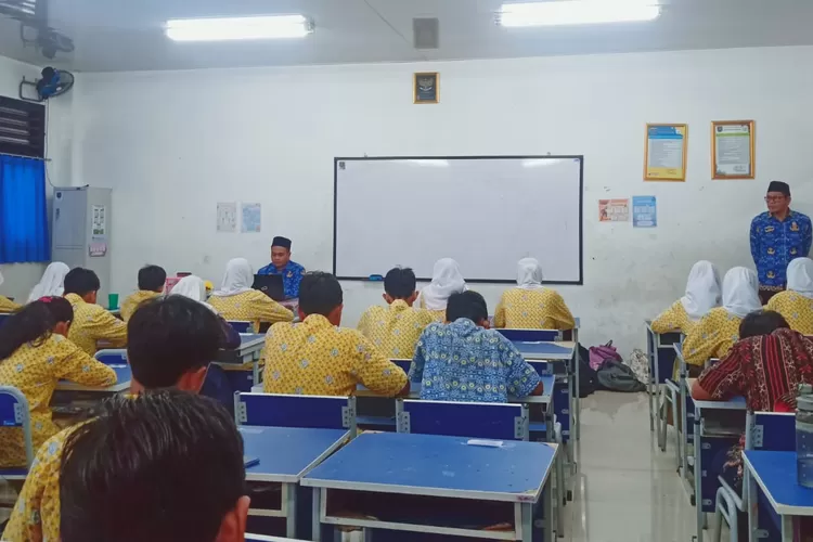 Kepala SMPN 30 Depok, Agus Prasetyo memantau pelaksanaan PSAJ di setiap kelasnya. (ANDIKA EKA/RADAR DEPOK)