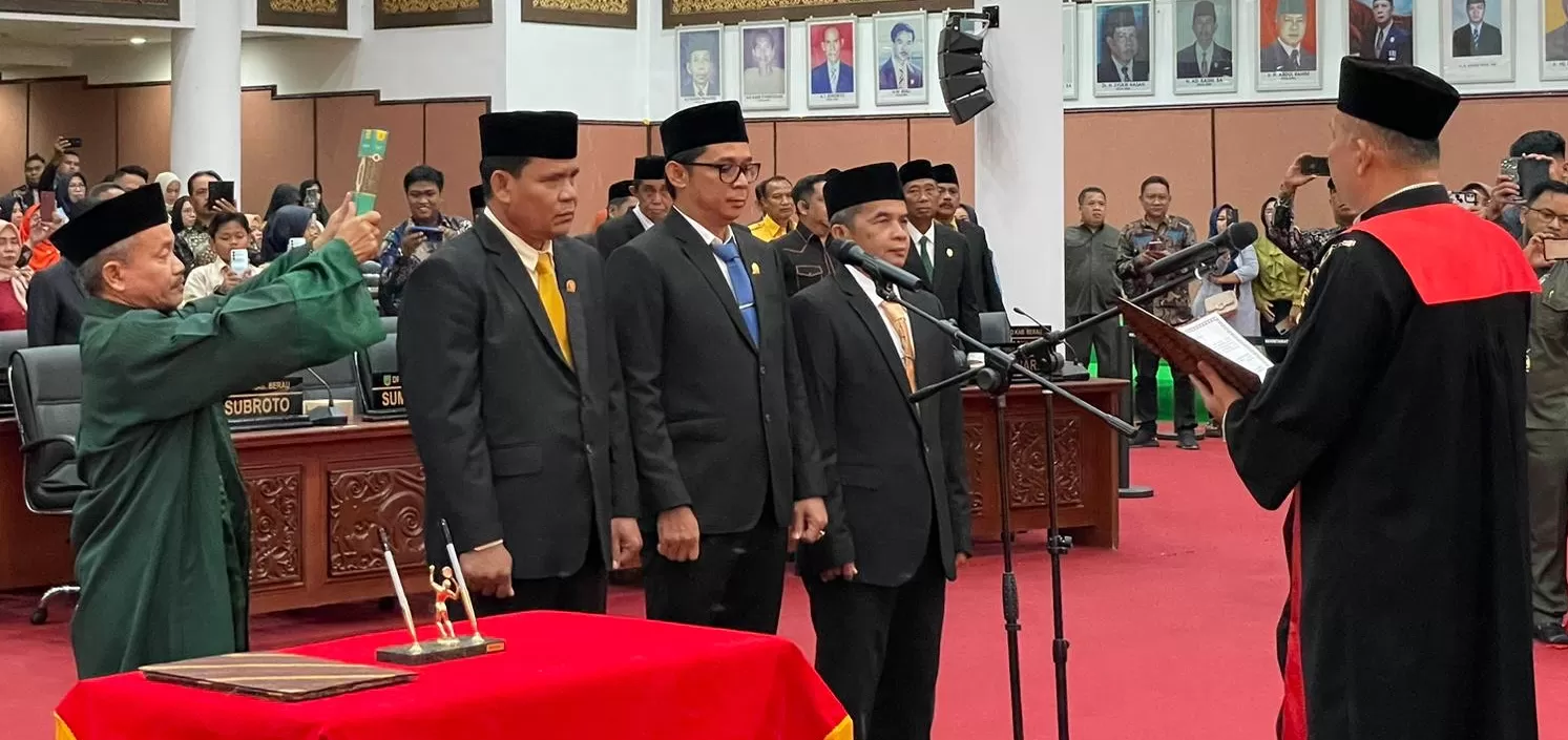 DITETAPKAN: Pengucapan sumpah pimpinan DPRD Berau masa jabatan 2024-2029 di Gedung DPRD Berau, Selasa, 5 November 2024.   (IZZA)