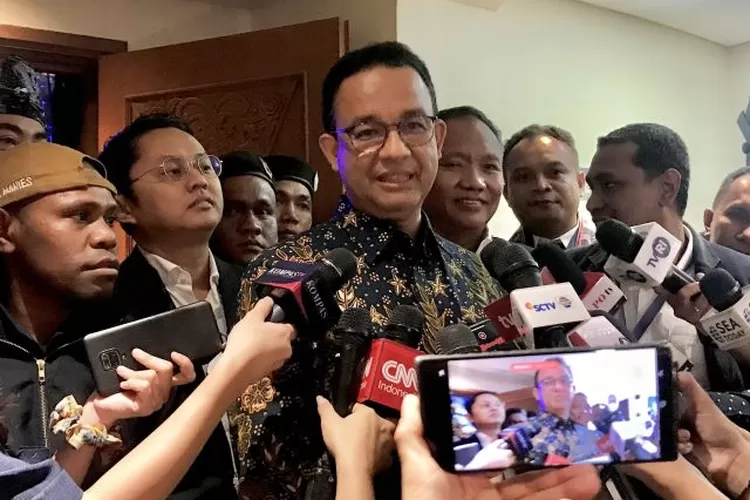 Politikus Anies Baswedan melayani permintaan tanya jawab dengan wartawan selepas acara Kongres III Partai NasDem Tahun 2024 di JCC, Jakarta, Minggu (25/8/2024). (ANTARA/Genta Tenri Mawangi)