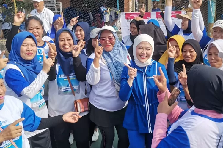 Anggota Komisi VI DPR RI Dapil Kota Depok &ndash; Kota Bekasi, Intan Fauzi, menyelenggarakan acara senam sehat yang dihadiri ratusan peserta, di Lapangan RW8, Kelurahan Abadijaya, Kecamatan Sukmajaya, Kota Depok, Jumat (8/12).  (Irfan/Radar Depok)