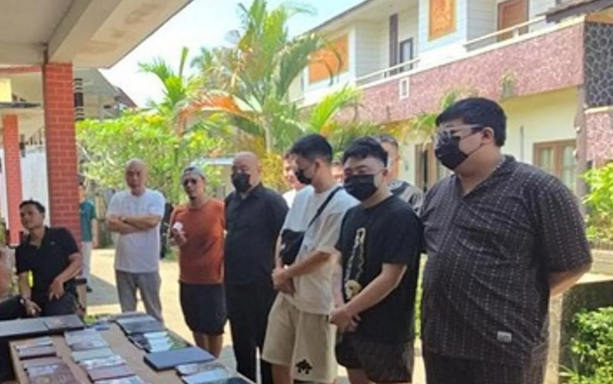 Belasan WNA diduga merupakan bagian dari sindikat siber ditangkap Dirjen Imigrasi.
