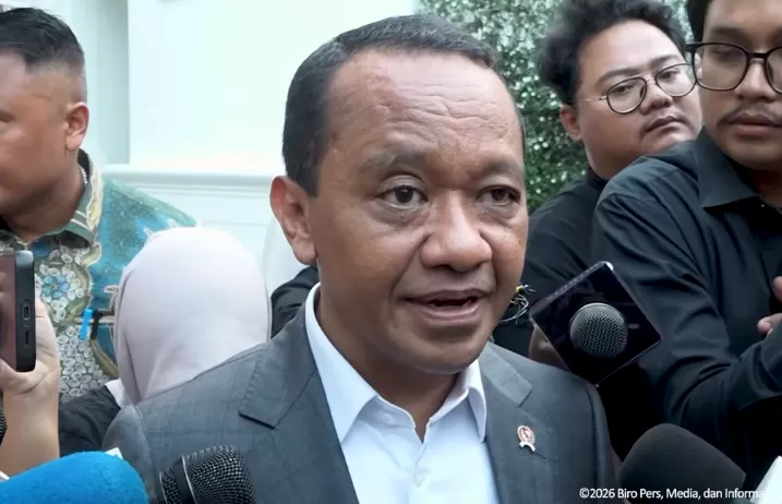 Presiden Prabowo Subianto menerima laporan Menteri Koordinator Bidang Hilirisasi dan Transisi Energi Bahlil Lahadalia 