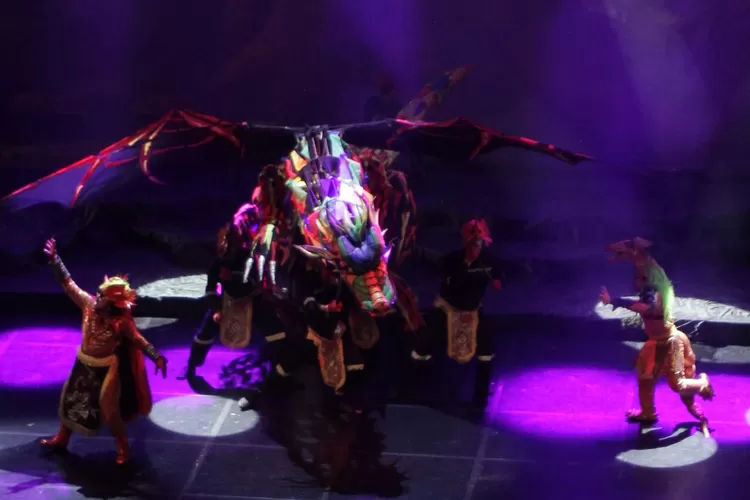 Teater Koma sukses memukau para penonton dengan pementasan "Matahari Papua" yang bercerita tentang penindasan warga Papua oleh penguasa yang berbentuk Naga.