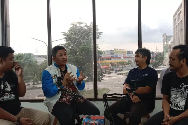 KNPI Kota Depok, Army Mulyanto saat hadir di podcast Blak-blakan di Youtube Radar Depok TV, belum lama ini. (RADAR DEPOK&nbsp;)