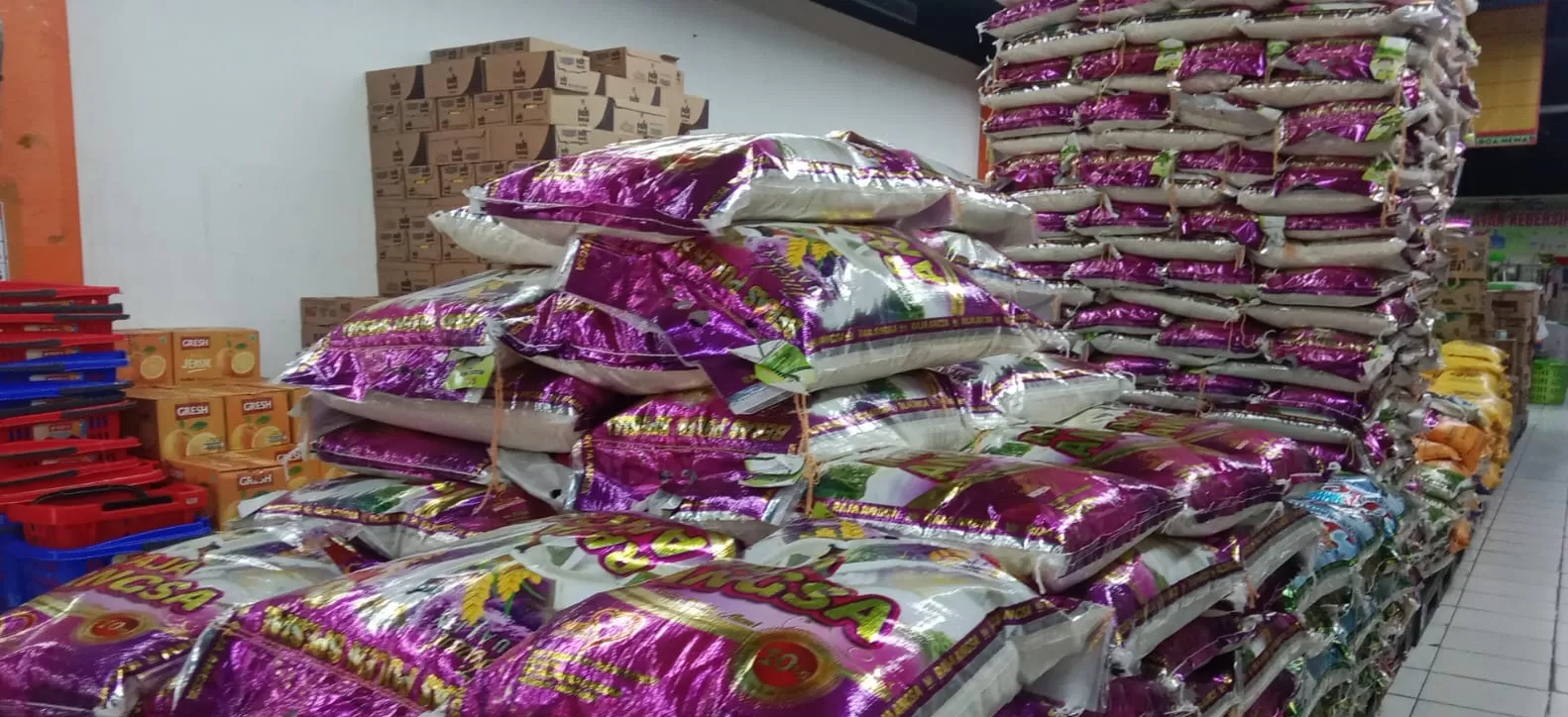 Stok beras yang mulai didistribusikan dari Gudang Bulog, Selasa (13/2).  (YOHANA/CENDERAWASIH POS)