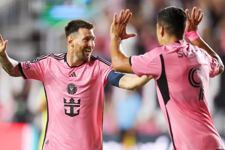 Lionel Messi merayakan gol bersama pemain Inter Miami CF lainnya, Luis Suarez.  (USA Today Sports )