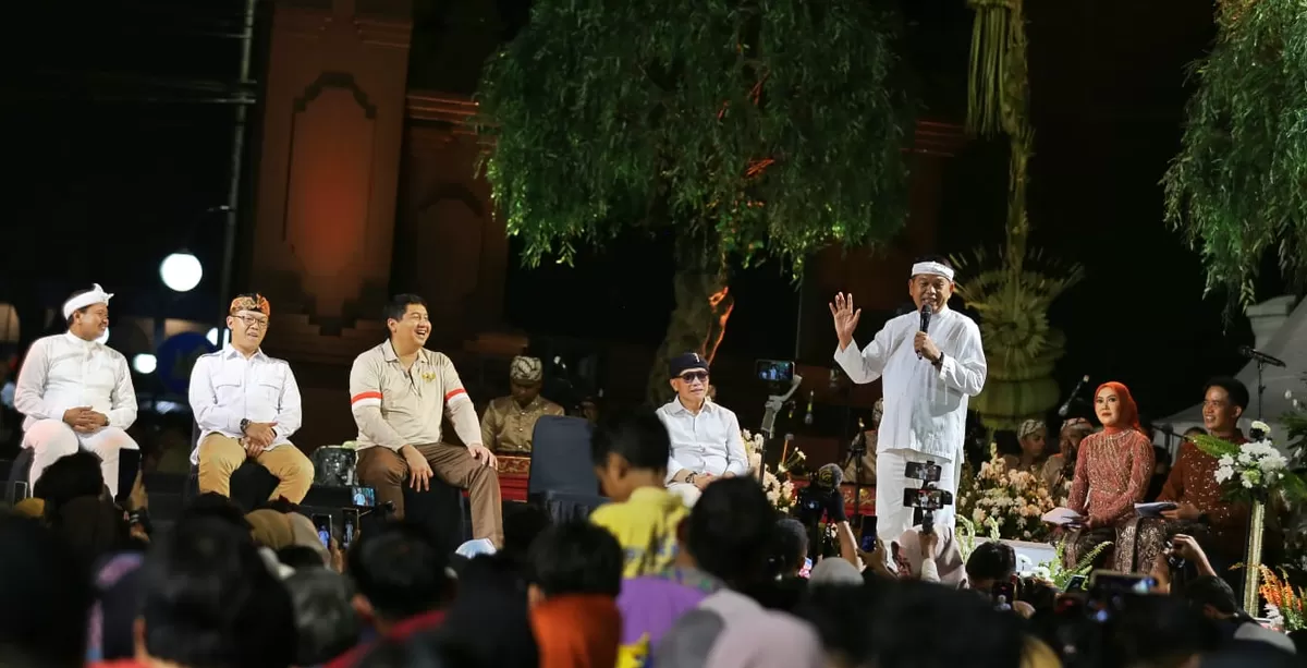 Peta politik di Jawa Barat kembali menunjukkan dinamika yang menarik. Alun-alun Sumedang menjadi saksi bisu sebuah momentum besar pada Jumat (13/2/2026) malam, saat Bupati Sumedang, Dony Ahmad Munir, secara resmi mendeklarasikan diri bergabung dengan Partai Gerakan Indonesia Raya (Gerindra). (Kalimantansatu.com/Dok. IST)