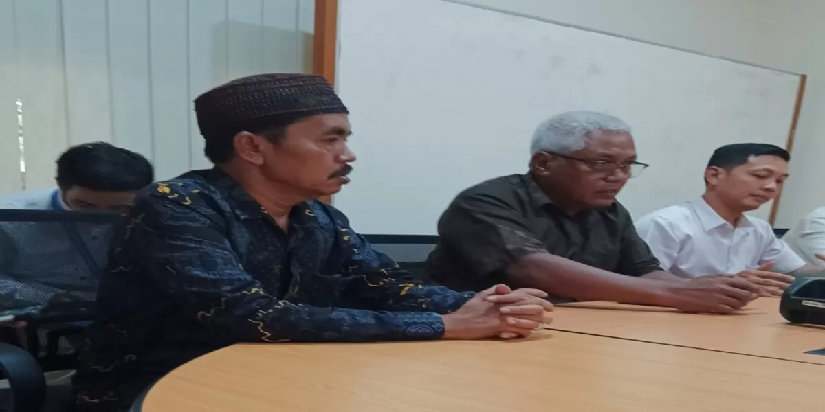 Nasib Abdul Shomad (menggunakan peci) berada di ujung tanduk. Tanah beserta bangunan yang ditempati selama lebih kurang 47 tahun terancam melayang. Padahal, lokasi eksekusi salah alias berbeda. (Kalimantansatu.com)