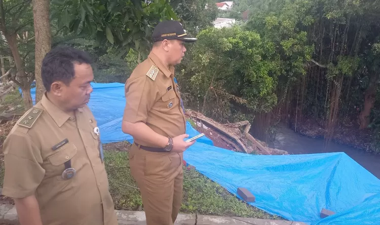 Lurah Cinangka Jamaludin dan Camat Sawangan Anwar Nasihin saat menyambangi lokasi turap longsor di wilayah Perumahan Le Mirage RT2/7 Kelurahan Cinangka Kecamatan Sawangan, Kota Depok, Senin (30/9).