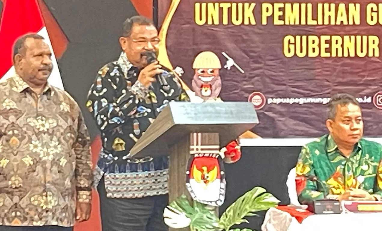Pasangan calon nomor urut 01 Dr (HC) Jhon Tabo-Dr. Ones Pahabol saat memberikan sambutan usai ditetapkan sebagai pemenang dalam Pilkada Provinsi Papua Pegunungan, Minggu (15/12/2024). (Ceposonline.com