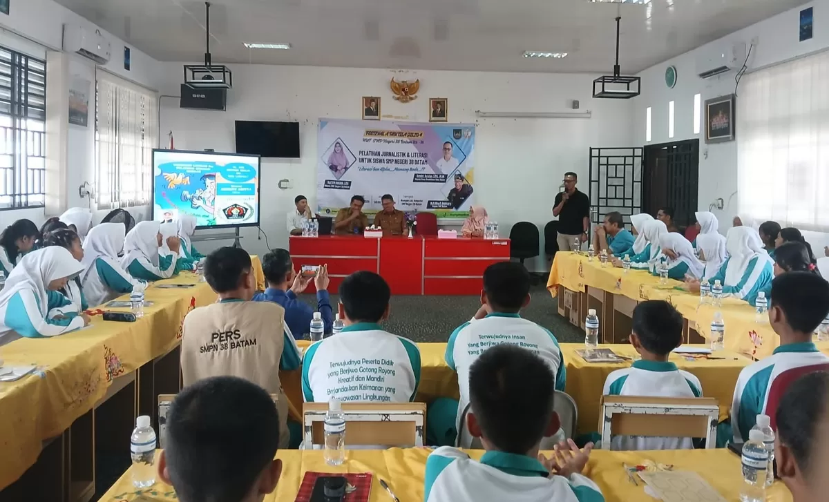 Ketua PWI Kota Batam M.A. Khafi Anshary saat memberikan materi dasar-dasar Jurnalistik kepada siswa'-siswi di SMPN 38 Batam di kawasan Tanjunguncang (Foto: Muhammad Kamil)