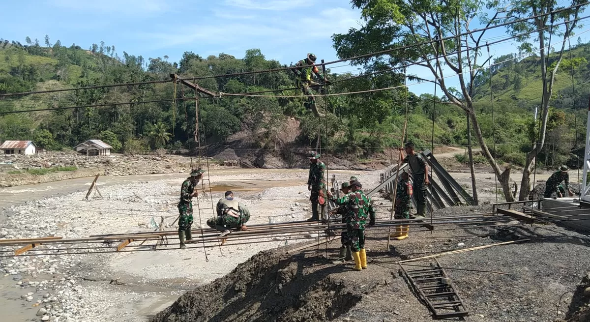Pembuatan jembatan gantung di Desa Burlah, Kecamatan Ketol, Kabupaten Aceh Tengah terus dikebut oleh jajaran TNI AD dari Kodim 0106/Aceh Tengah. (Kalimantansatu.com/Dok. Dispenad)