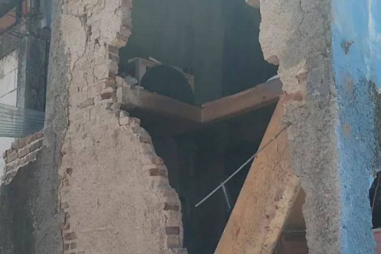 Dinding roboh dampak dari gempa Bandung Rabu 18 September 2024 (Akun X @DaryonoBMKG)