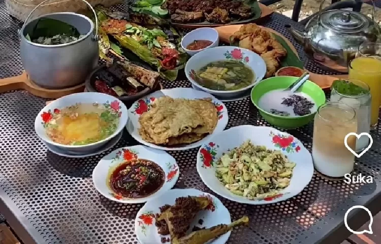 Menu menggugah selera yang ditawarkan Di Sungai Resto.